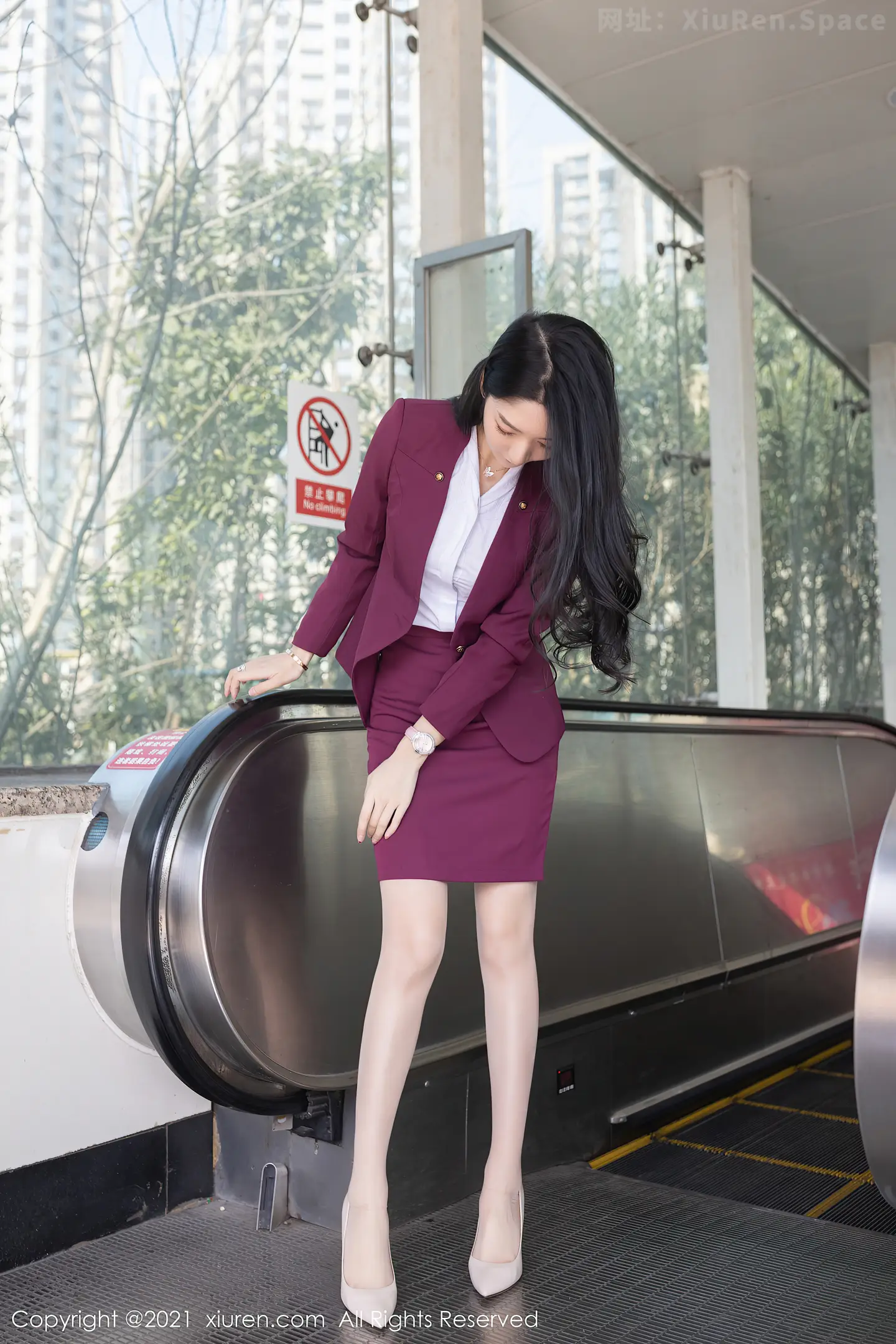图片[2]-[XiuRen秀人网]VOL.3092 女神Angela小热巴末班地铁场景主题开档肉丝露蕾丝内裤诱惑写真87P-秀人网官方网站